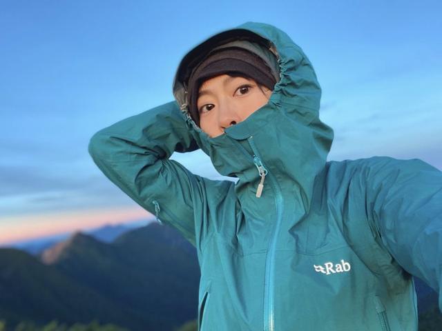 小眾戶外品牌Rab連帽防水外套測評,適合春夏使用的輕量沖鋒衣