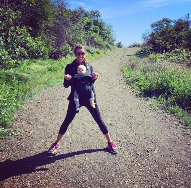 登山也要時(shí)髦有型,揭露歐美女星的戶外日常生活穿搭