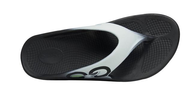 比較4款運動拖鞋,強大功能豈止拖鞋般簡單?