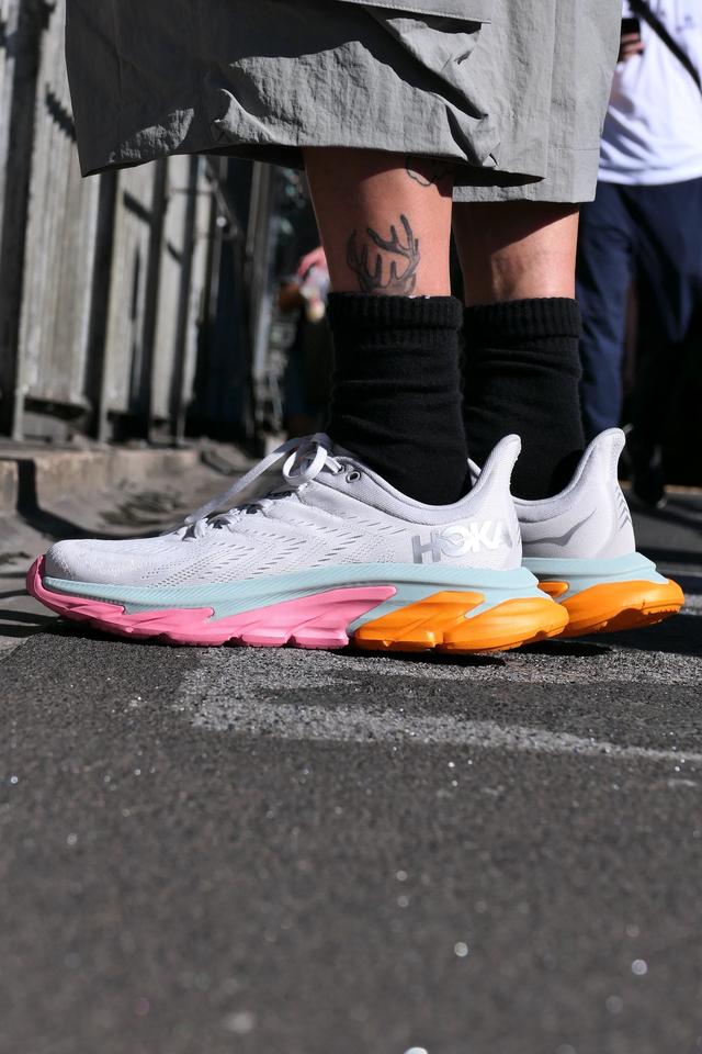 盤點(diǎn)HOKA ONE ONE歷代CLIFTON鞋款,時(shí)尚和戶外運(yùn)動(dòng)兩不誤