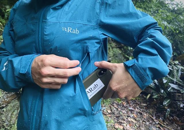 小眾戶外品牌Rab連帽防水外套測評,適合春夏使用的輕量沖鋒衣