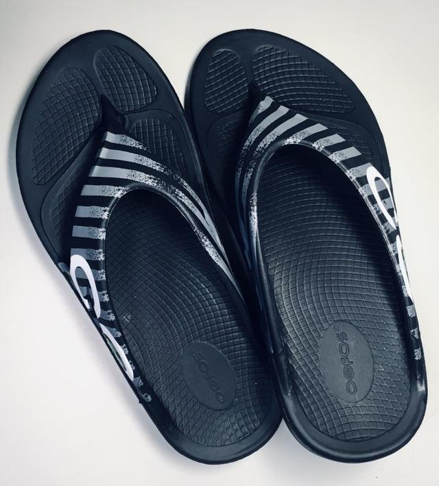 Oofos運動恢復拖鞋實測,丟了你那雙在超市里買的拖鞋吧