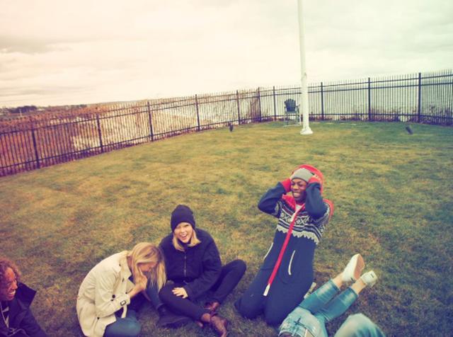 登山也要時(shí)髦有型,揭露歐美女星的戶外日常生活穿搭