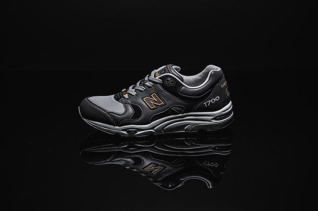 New Balance限定款1700復古運動鞋,帶著輝煌金色重新回歸