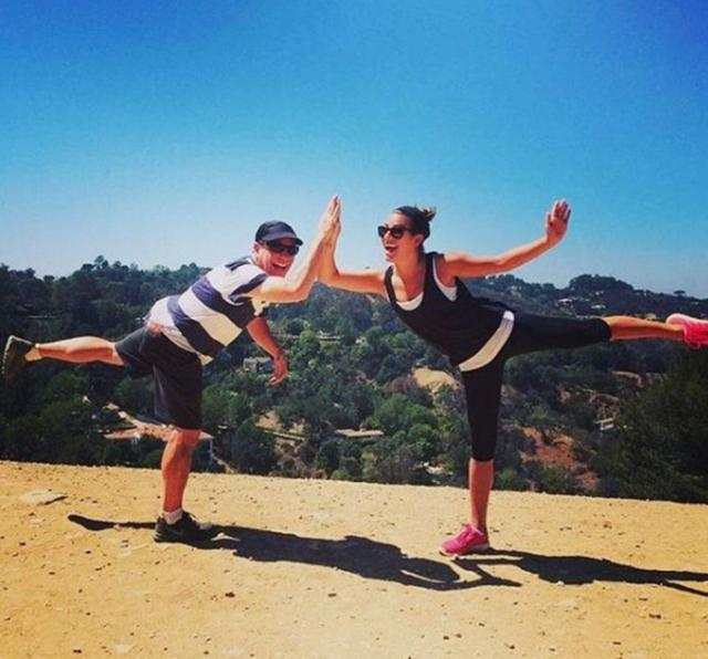 登山也要時(shí)髦有型,揭露歐美女星的戶外日常生活穿搭