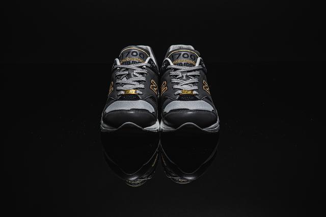 New Balance限定款1700復古運動鞋,帶著輝煌金色重新回歸