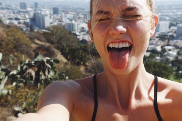 登山也要時(shí)髦有型,揭露歐美女星的戶外日常生活穿搭