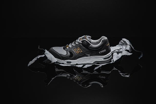 New Balance限定款1700復古運動鞋,帶著輝煌金色重新回歸