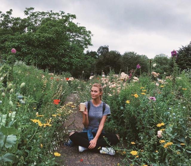 登山也要時(shí)髦有型,揭露歐美女星的戶外日常生活穿搭