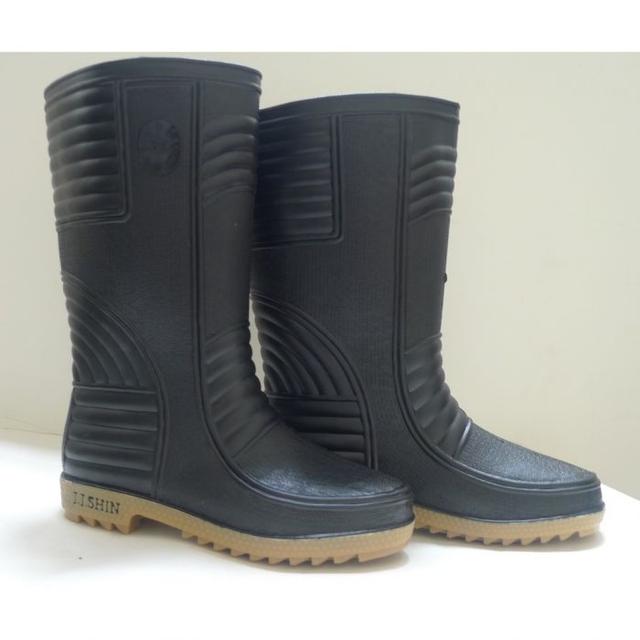 爬山究竟穿登山鞋好,還是穿雨鞋好?