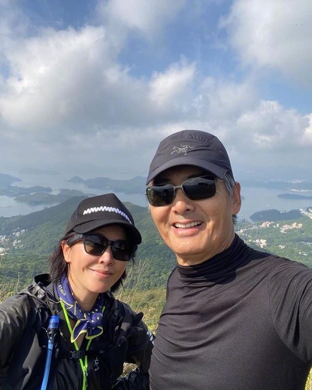 劉嘉玲跟著周潤發一起去爬山,看明星都穿什么戶外裝備?