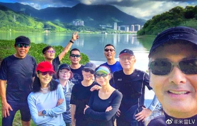 劉嘉玲跟著周潤發一起去爬山,看明星都穿什么戶外裝備?