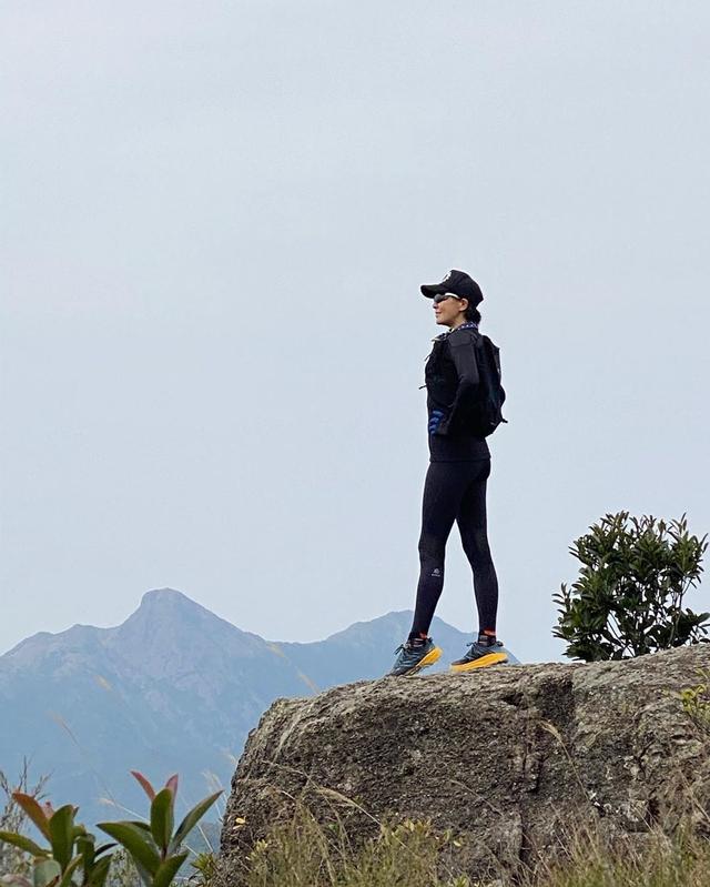 劉嘉玲跟著周潤發一起去爬山,看明星都穿什么戶外裝備?