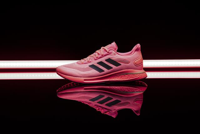 阿迪達斯adidas首款碳纖跑鞋上市,全新的競速跑鞋