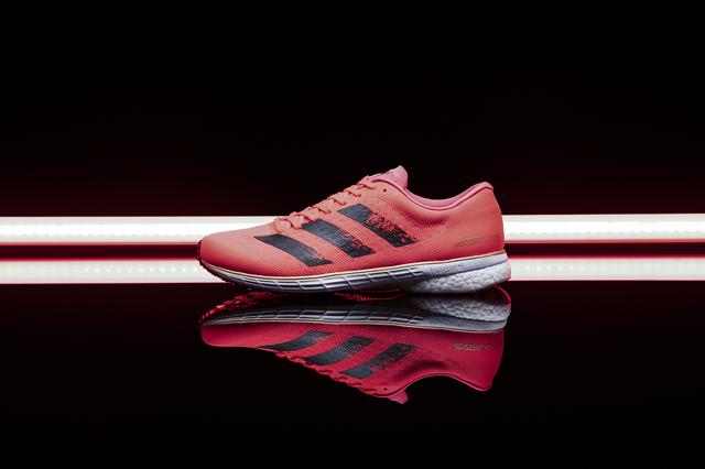 阿迪達斯adidas首款碳纖跑鞋上市,全新的競速跑鞋