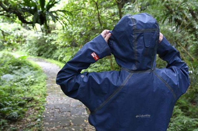 Columbia哥倫比亞防水沖鋒衣外套實測,OutDry防水材料不好?