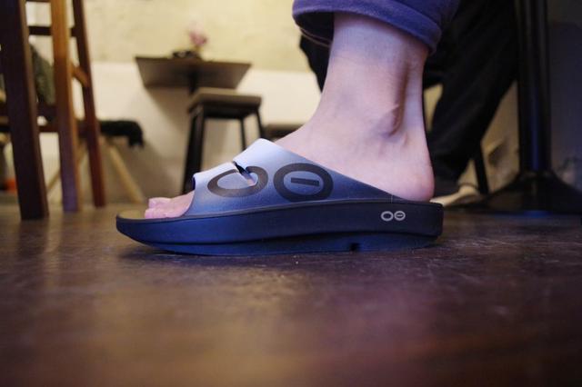 運動恢復拖鞋?推薦給家人們一雙OOFOS拖鞋