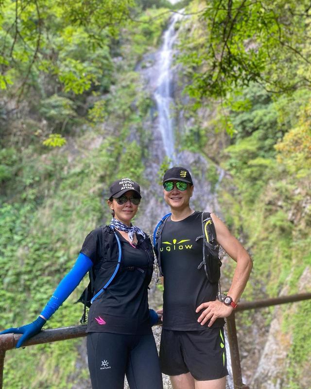 劉嘉玲跟著周潤發一起去爬山,看明星都穿什么戶外裝備?
