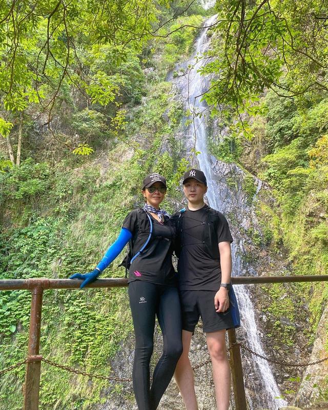 劉嘉玲跟著周潤發一起去爬山,看明星都穿什么戶外裝備?