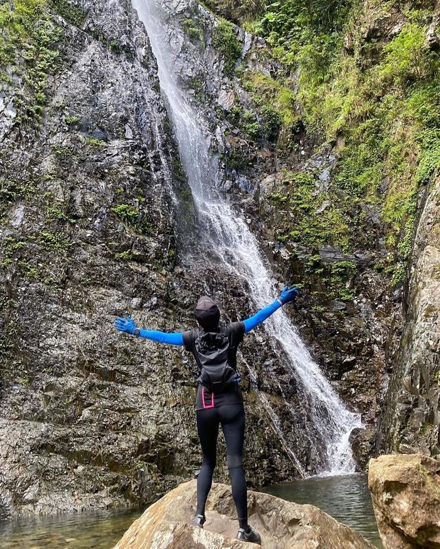 劉嘉玲跟著周潤發一起去爬山,看明星都穿什么戶外裝備?