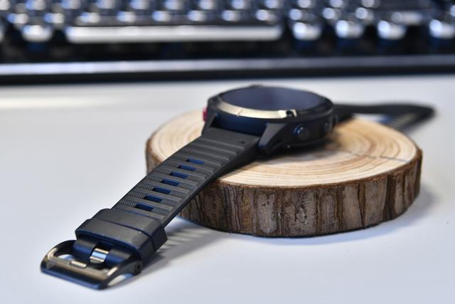 佳明Garmin太陽能戶外運動腕表開箱,大牌手表簡約卻不簡單