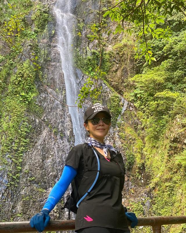 劉嘉玲跟著周潤發一起去爬山,看明星都穿什么戶外裝備?