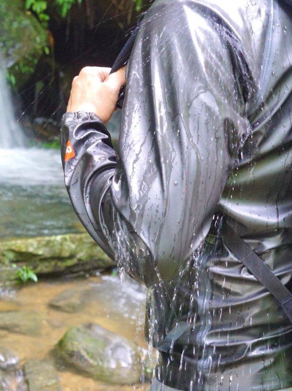 Columbia哥倫比亞防水沖鋒衣外套實測,OutDry防水材料不好?