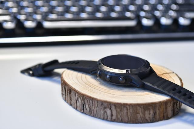 佳明Garmin太陽能戶外運動腕表開箱,大牌手表簡約卻不簡單