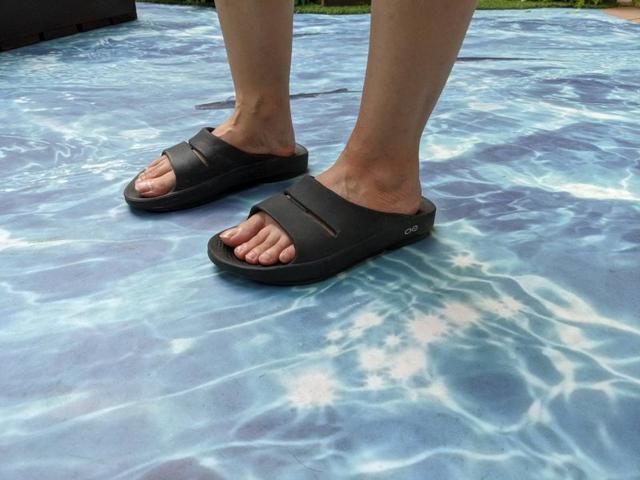 運動恢復拖鞋?推薦給家人們一雙OOFOS拖鞋