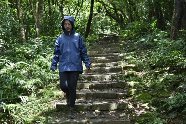 Columbia哥倫比亞防水沖鋒衣外套實測,OutDry防水材料不好?