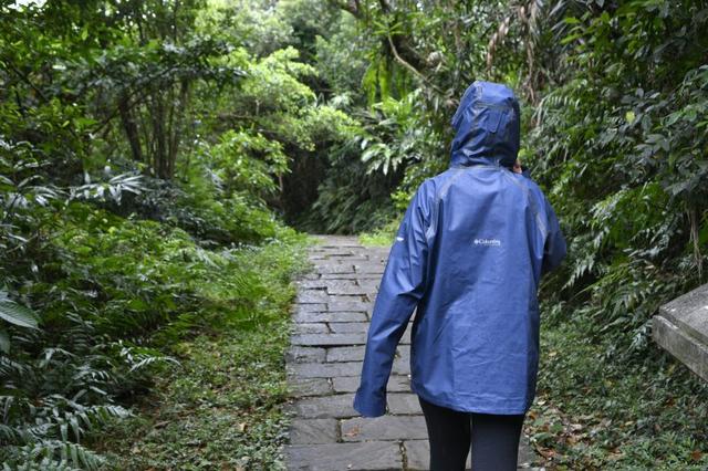 Columbia哥倫比亞防水沖鋒衣外套實測,OutDry防水材料不好?