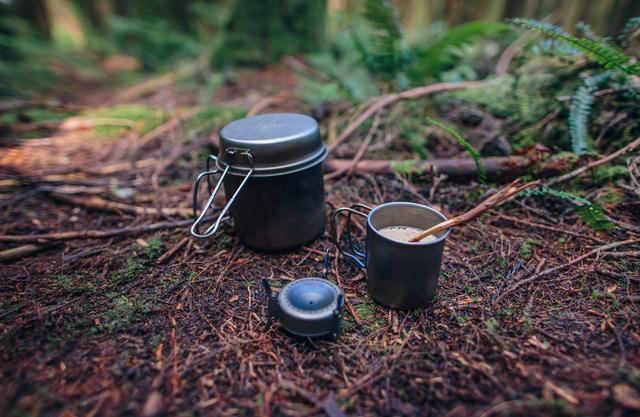 吊床露營,帳篷搭在半空中的另類露營活動