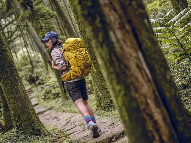 玩戶外的小姐姐,不同風(fēng)格的穿搭時尚又好看