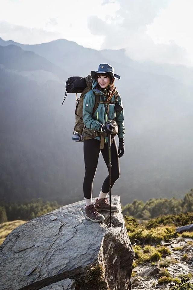 玩戶外的小姐姐,不同風(fēng)格的穿搭時尚又好看