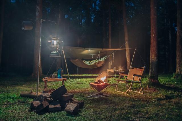 吊床露營,帳篷搭在半空中的另類露營活動