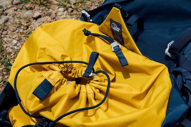 秋季的徒步登山活動(dòng),這款新手可選擇的Lowe Alpine背包開箱體驗(yàn)