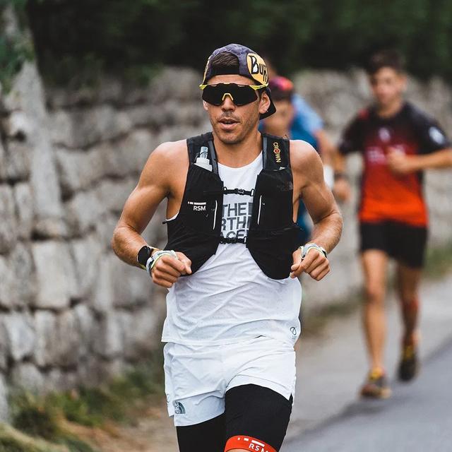 環勃朗峰越野賽衛冕者Pau Capell獨自完賽,為鼓勵受疫情影響的人