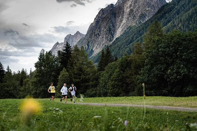 環勃朗峰越野賽衛冕者Pau Capell獨自完賽,為鼓勵受疫情影響的人