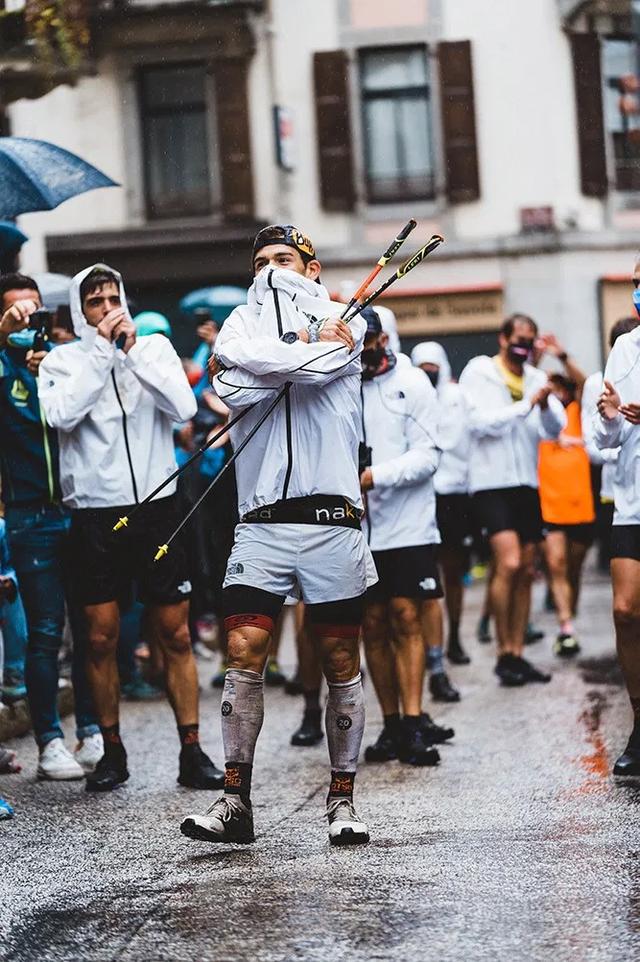 環勃朗峰越野賽衛冕者Pau Capell獨自完賽,為鼓勵受疫情影響的人