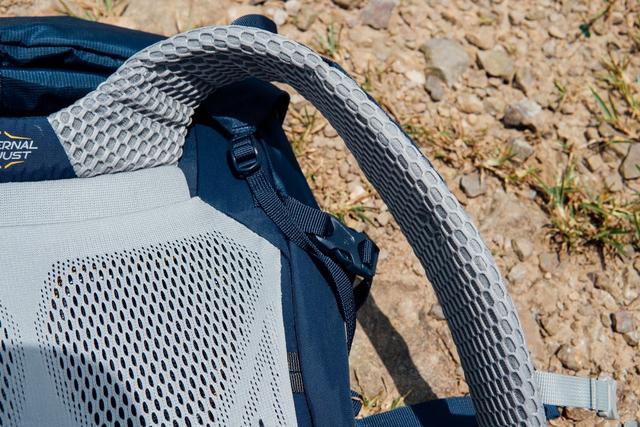 秋季的徒步登山活動(dòng),這款新手可選擇的Lowe Alpine背包開箱體驗(yàn)