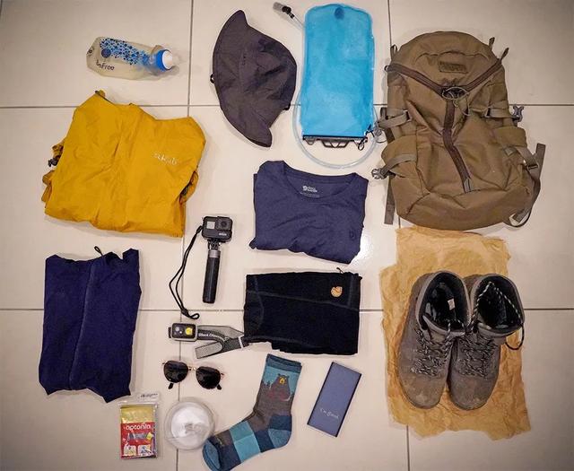 驢友都喜歡背包,來看看包里都裝了哪些東西?