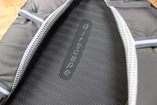 小鷹Osprey Momentum開箱,一款可以城市通勤騎行使用的背包