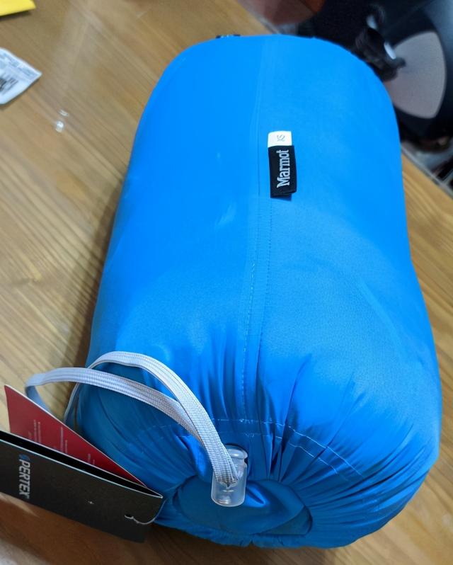 土撥鼠Marmot羽絨絨睡袋開(kāi)箱,戶外野營(yíng)還是要靠睡袋