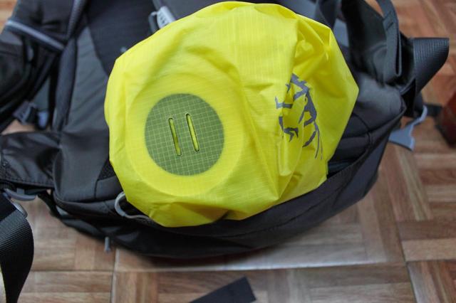 小鷹Osprey Momentum開箱,一款可以城市通勤騎行使用的背包