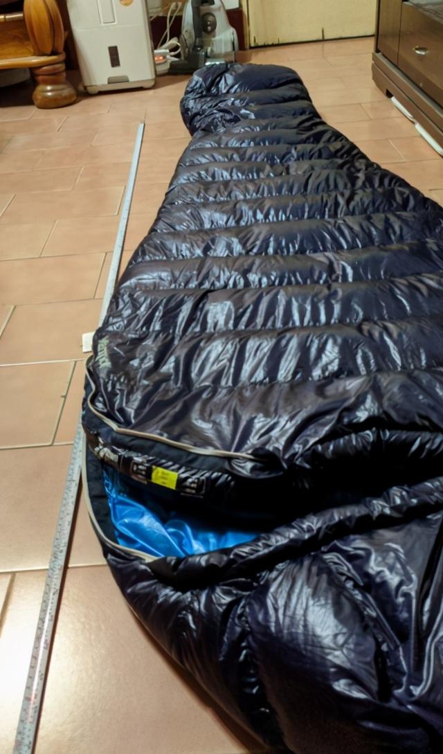 土撥鼠Marmot羽絨絨睡袋開(kāi)箱,戶外野營(yíng)還是要靠睡袋