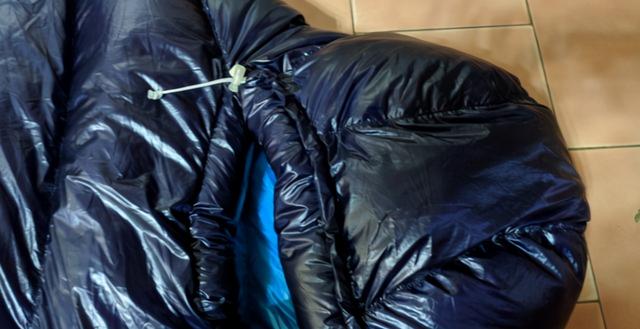 土撥鼠Marmot羽絨絨睡袋開(kāi)箱,戶外野營(yíng)還是要靠睡袋