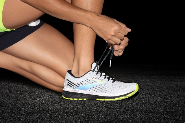 Brooks布魯克斯夜光限定款跑鞋上市,為跑者變身閃亮的角色