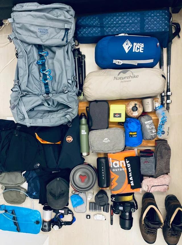 驢友都喜歡背包,來看看包里都裝了哪些東西?