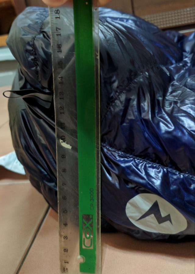 土撥鼠Marmot羽絨絨睡袋開(kāi)箱,戶外野營(yíng)還是要靠睡袋