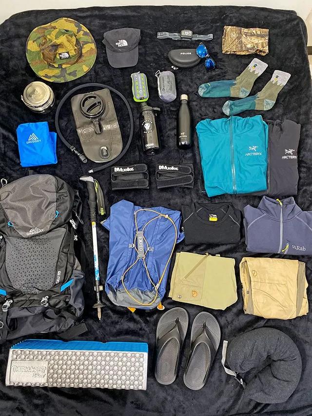 驢友都喜歡背包,來看看包里都裝了哪些東西?